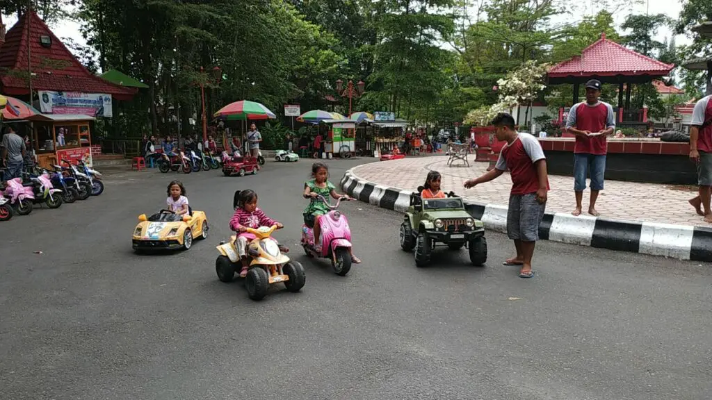 Anak-anak Bermain Mobil-mobilan di Taman Kebon Rojo Blitar. Foto: Google Maps / robertus hari kristanto