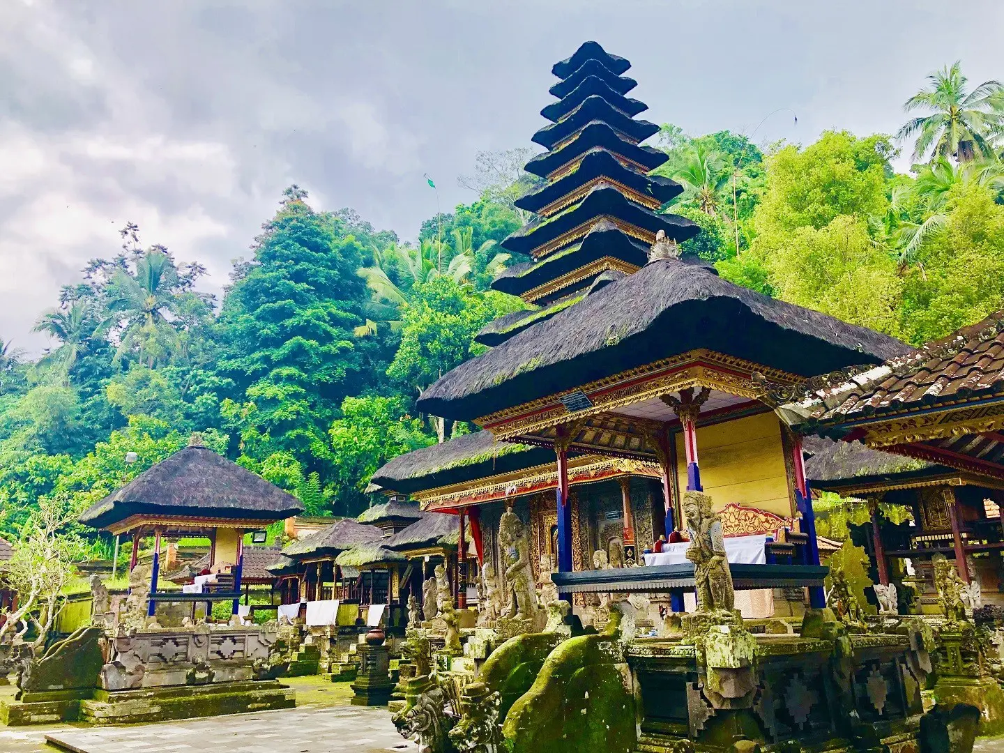 Bagian dalam kompleks Pura Kehen Bangli Bali penuh suasana sakral dan khidmat - nites el chico