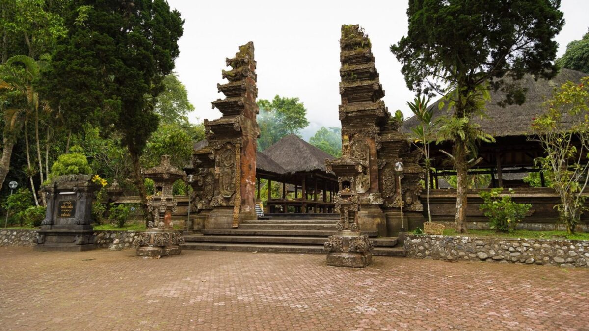 Bangunan Pura Luhur Batukaru Tabanan Bali bergaya arsitektur khas Bali dengn luas sekitar 2600 m2 - Anne CH Postma