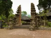 Bangunan Pura Luhur Batukaru Tabanan Bali bergaya arsitektur khas Bali dengn luas sekitar 2600 m2 - Anne CH Postma