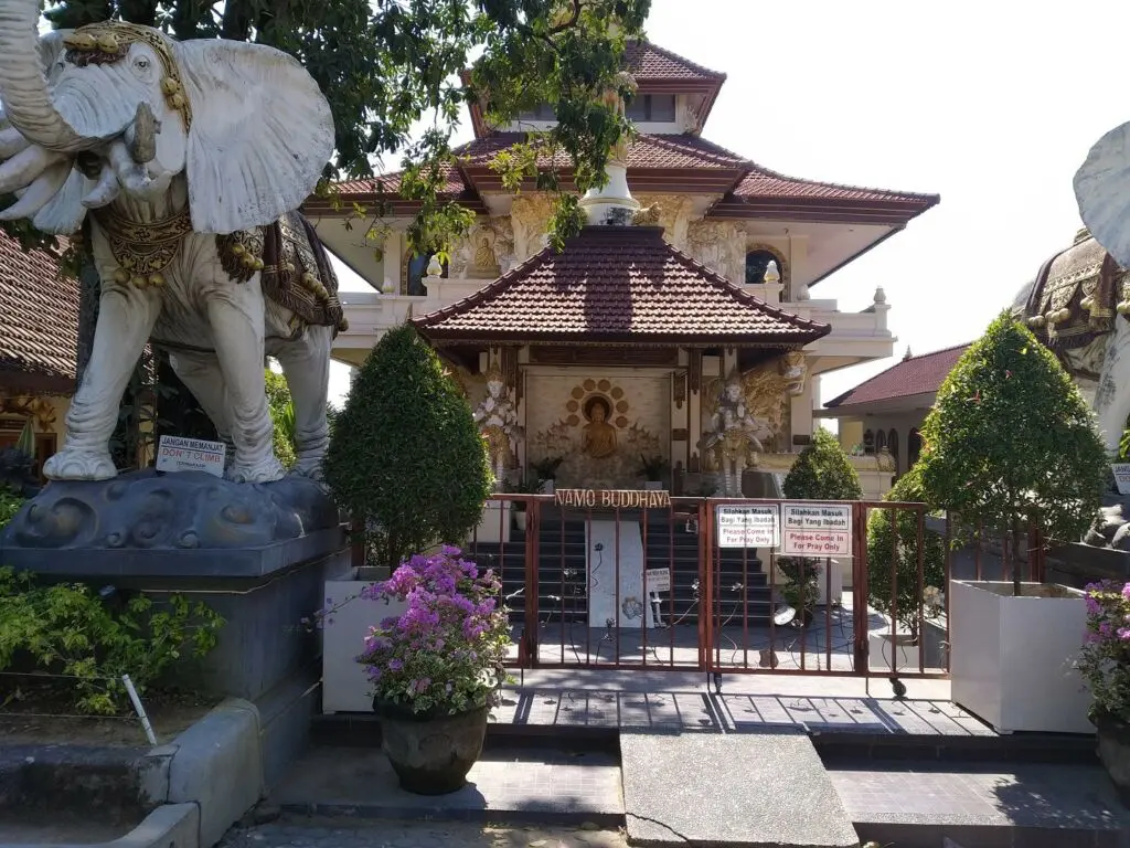 Bangunan Vihara tempat peribadatan bagi umat Buddha di dalam kawasan Puja Mandala Badung Bali