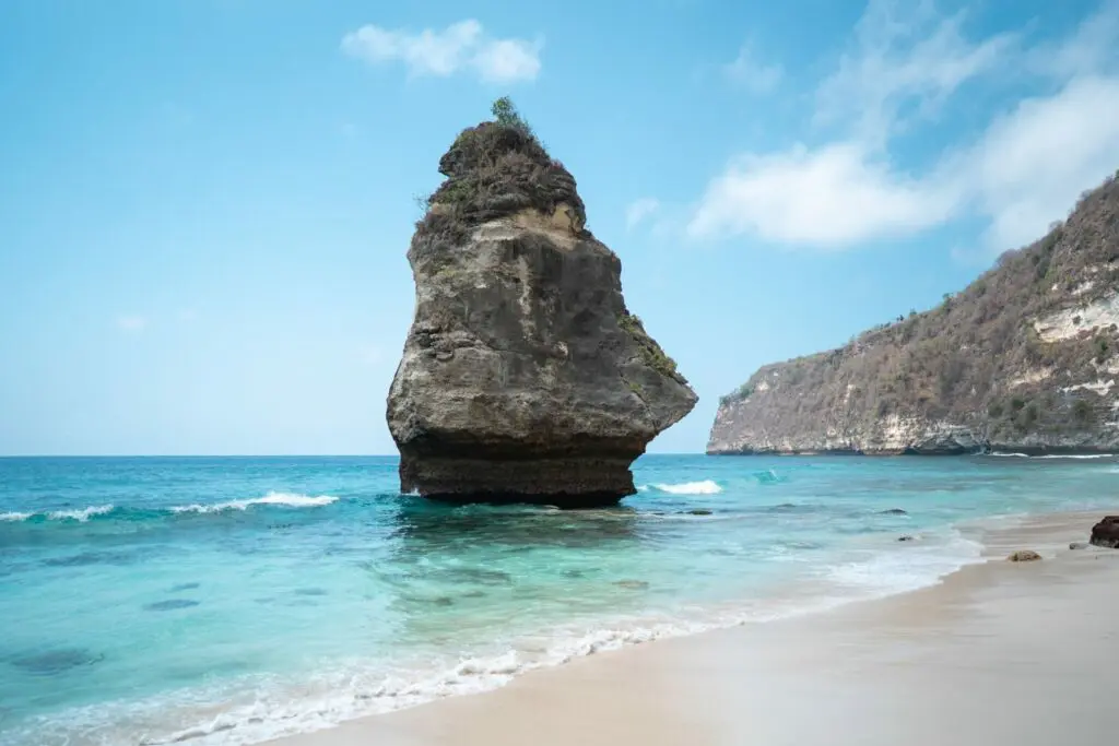 Batu Jineng menjadi spot ciri khas pantai suwehan