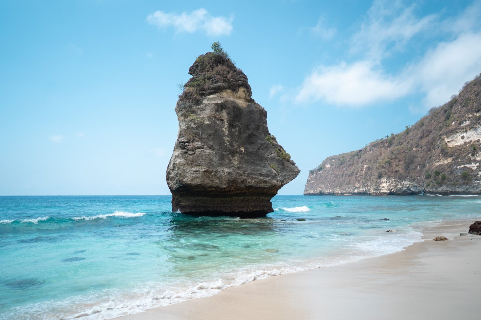 Batu Jineng menjadi spot ciri khas Pantai Suwehan Klungkung Bali - Jay Wahyudi