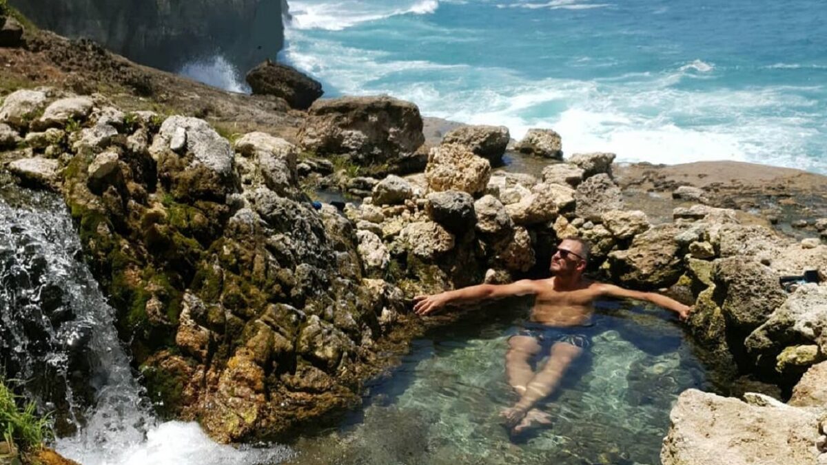 Berendam di jernihnya kolam di bawah aliran Air Terjun Seganing Klungkung Bali - brahim_ik78