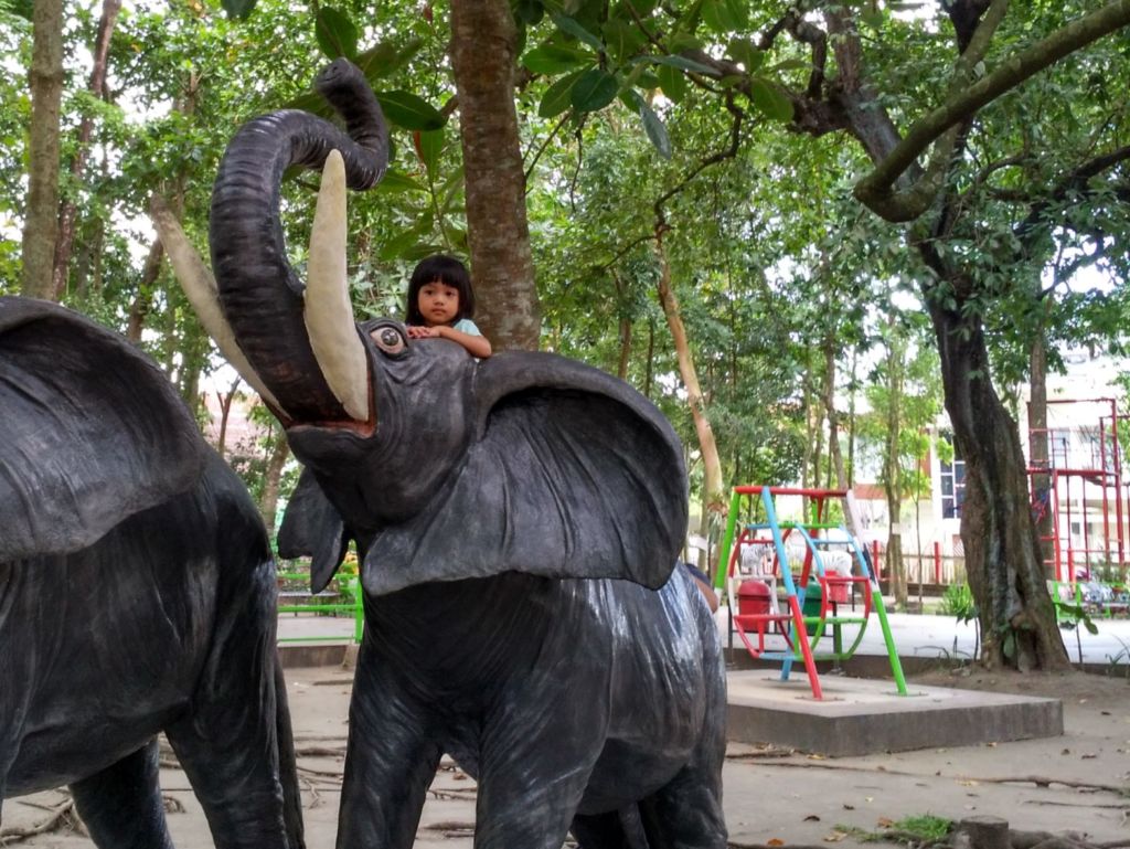 Seorang Anak Berfoto dengan Patung Gajah. Foto: Google Maps / Anjar Nugroho