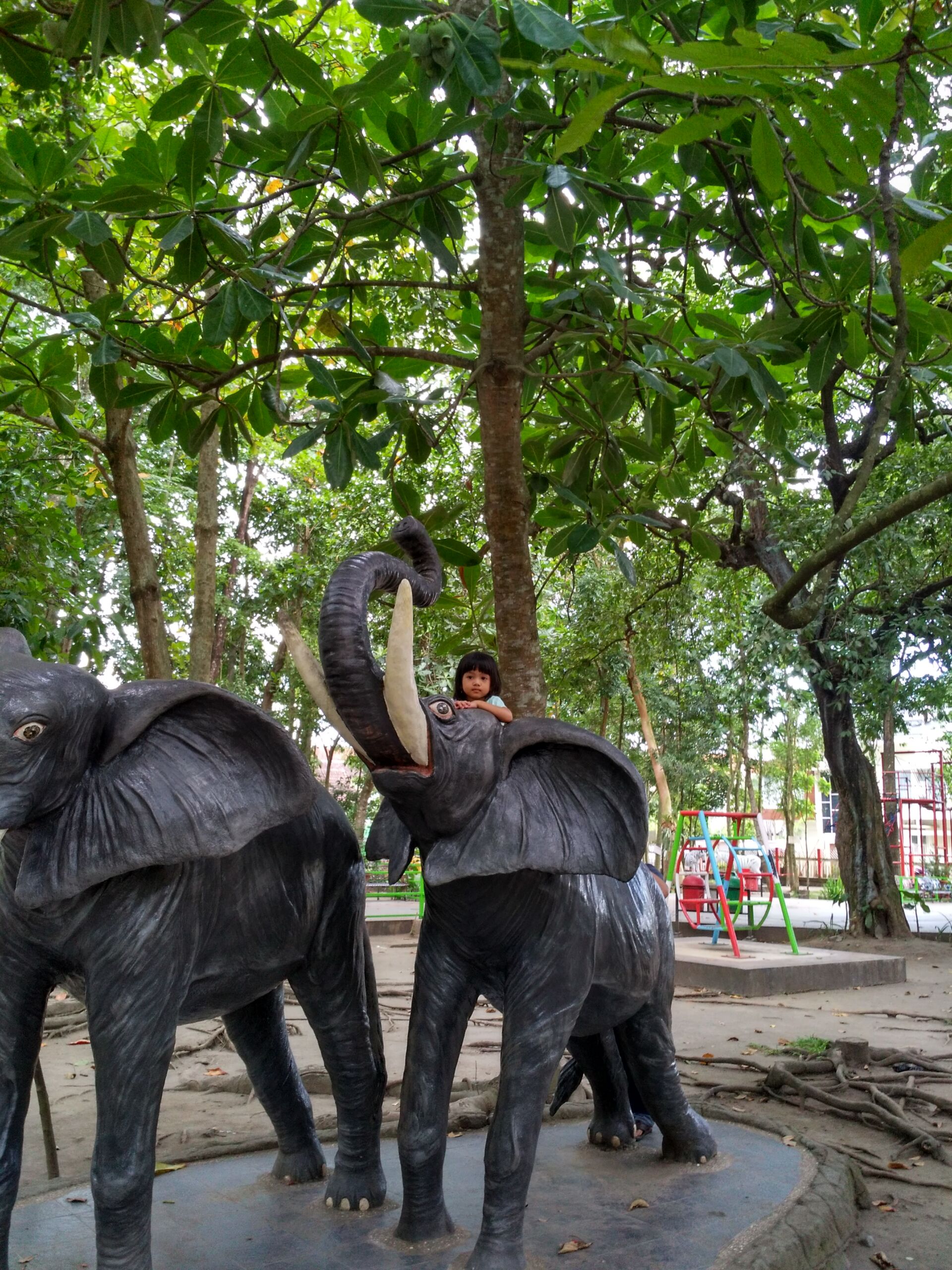 Seorang Anak Berfoto dengan Patung Gajah. Foto: Google Maps / Anjar Nugroho