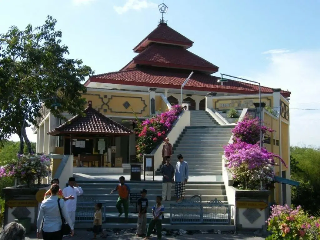 Beribadah sesuai kepercayaan masing-masing merupakan salah satu kebutuhan wisatawan Puja Mandala Badung Bali