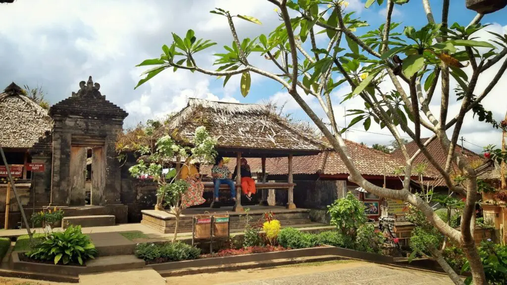 Bersantai menikmati kesejukan udara Desa Penglipuran Bangli Bali