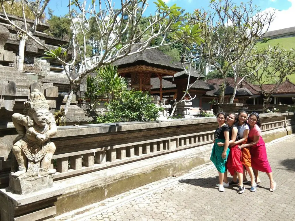 Hampir setiap sudut rumah maupun jalan Desa Penglipuran Bangli Bali menjadi latar indah mengabadikan momen liburan