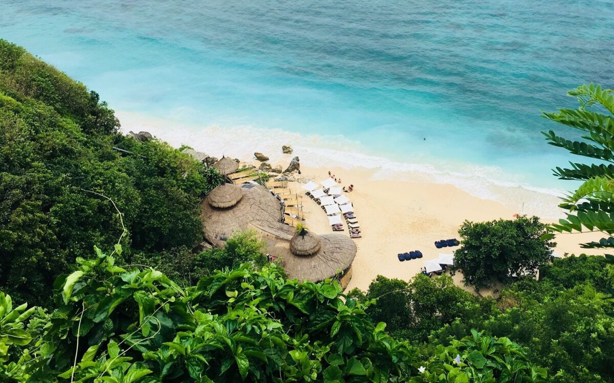 Indahnya Pantai Karma Kandara dengan Lautnya yang Biru
