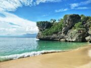 area tepi pantai balangan dengan ombak yang tenang