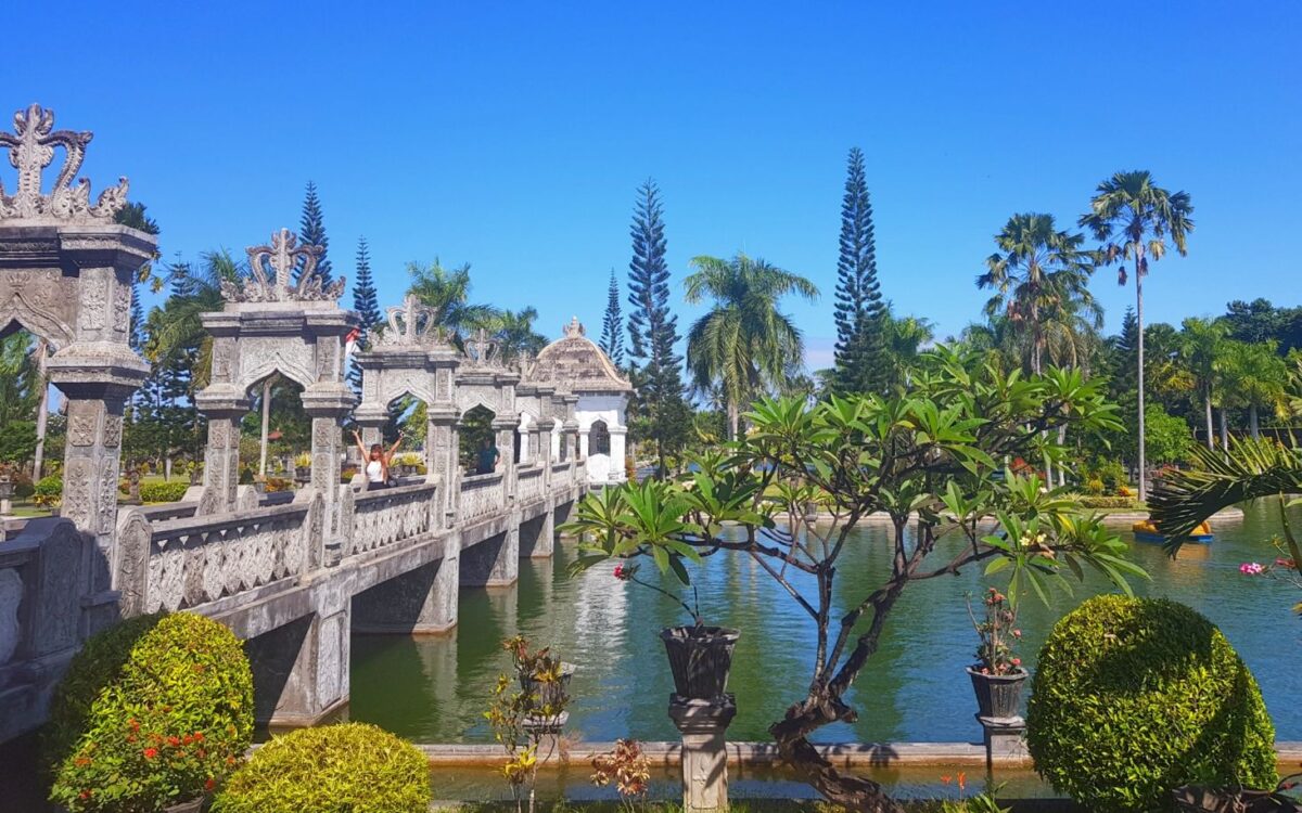 Jembatan beton penghubung menuju area utama istana air Taman Ujung Karangasem Bali