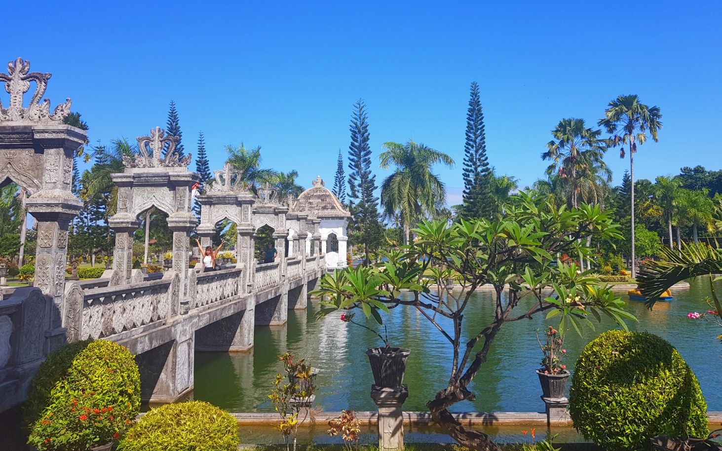 Jembatan beton penghubung menuju area utama istana air Taman Ujung Karangasem Bali