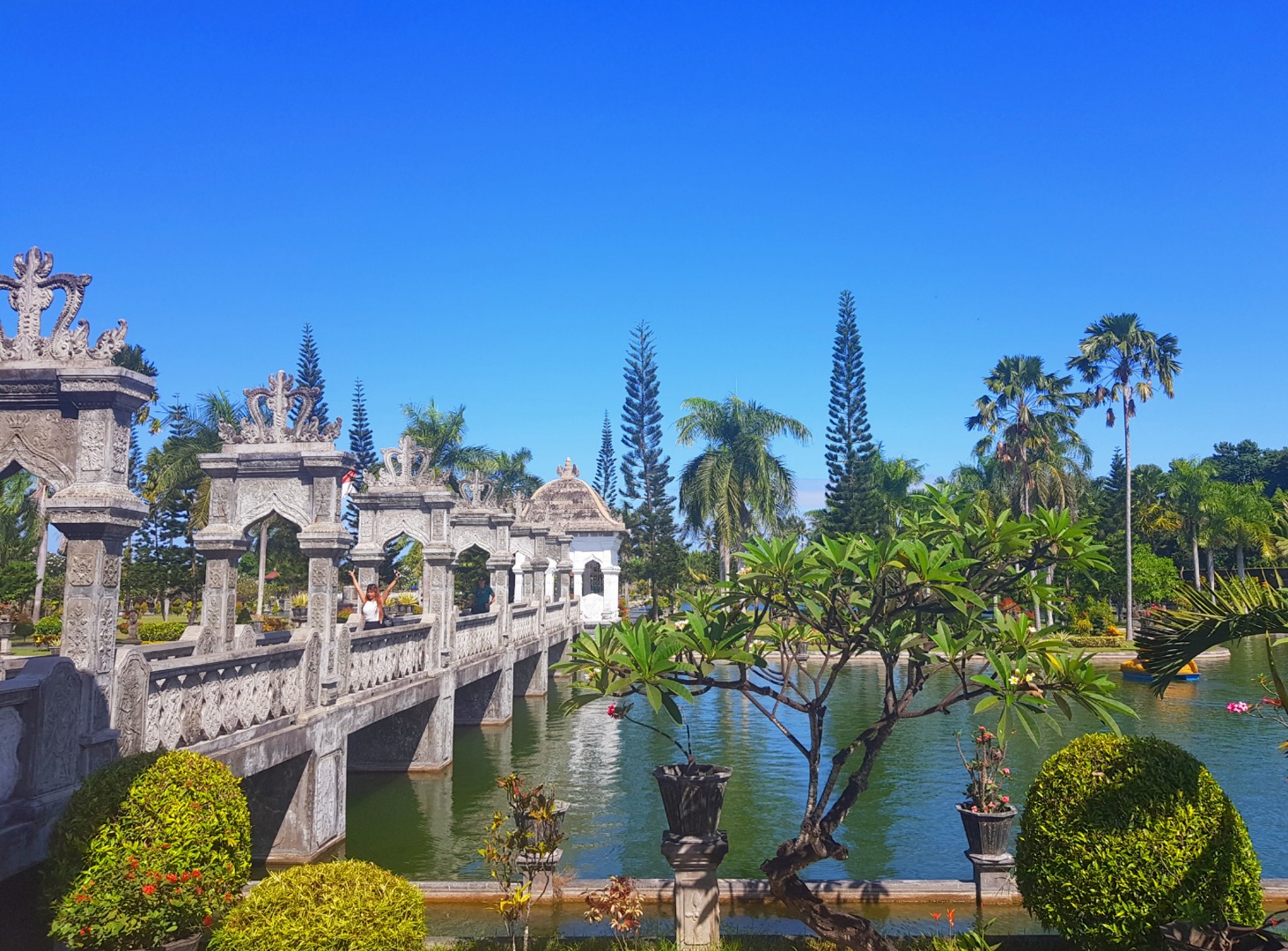 Jembatan beton penghubung menuju area utama istana air Taman Ujung Karangasem Bali - Edi Darmawan