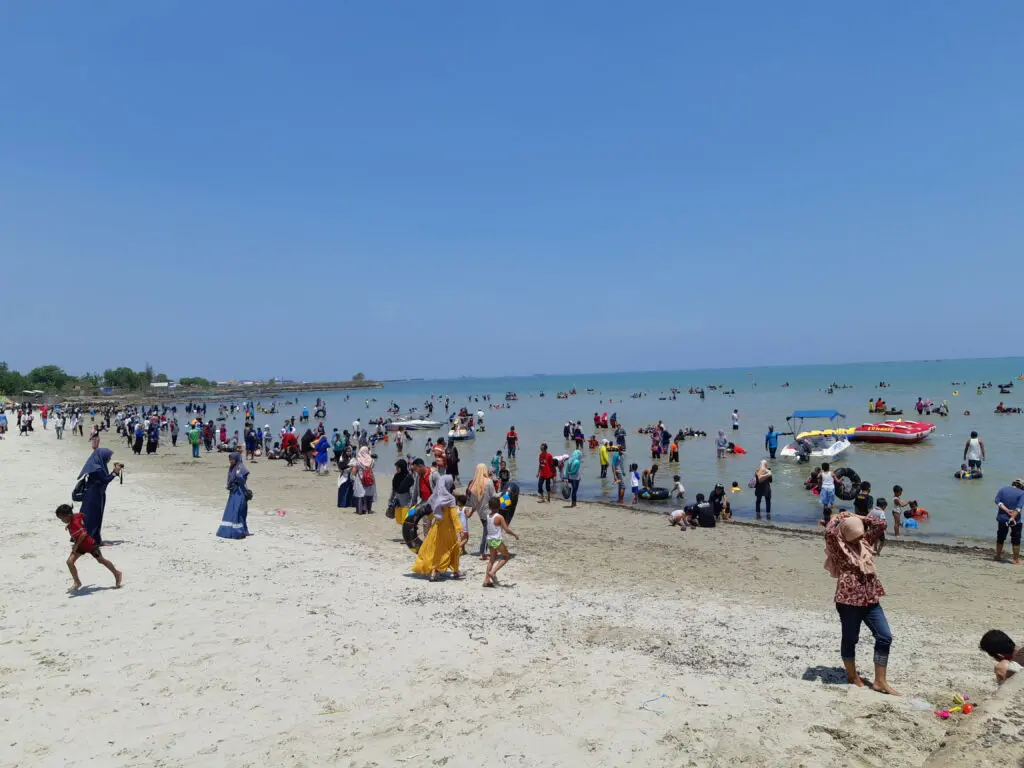 Pantai Dalegan Gresik yang Dipadati Wisatawan Saat Musim Liburan. Foto: Google Maps / Muda firmansyah