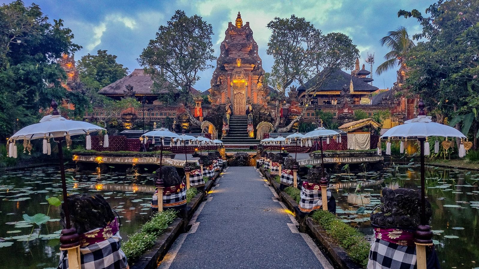 Keunikan Pura Saraswati Gianyar Bali dengan arsitektur khas candi berpadu dengan kolam teratai - Сергей Ваньков