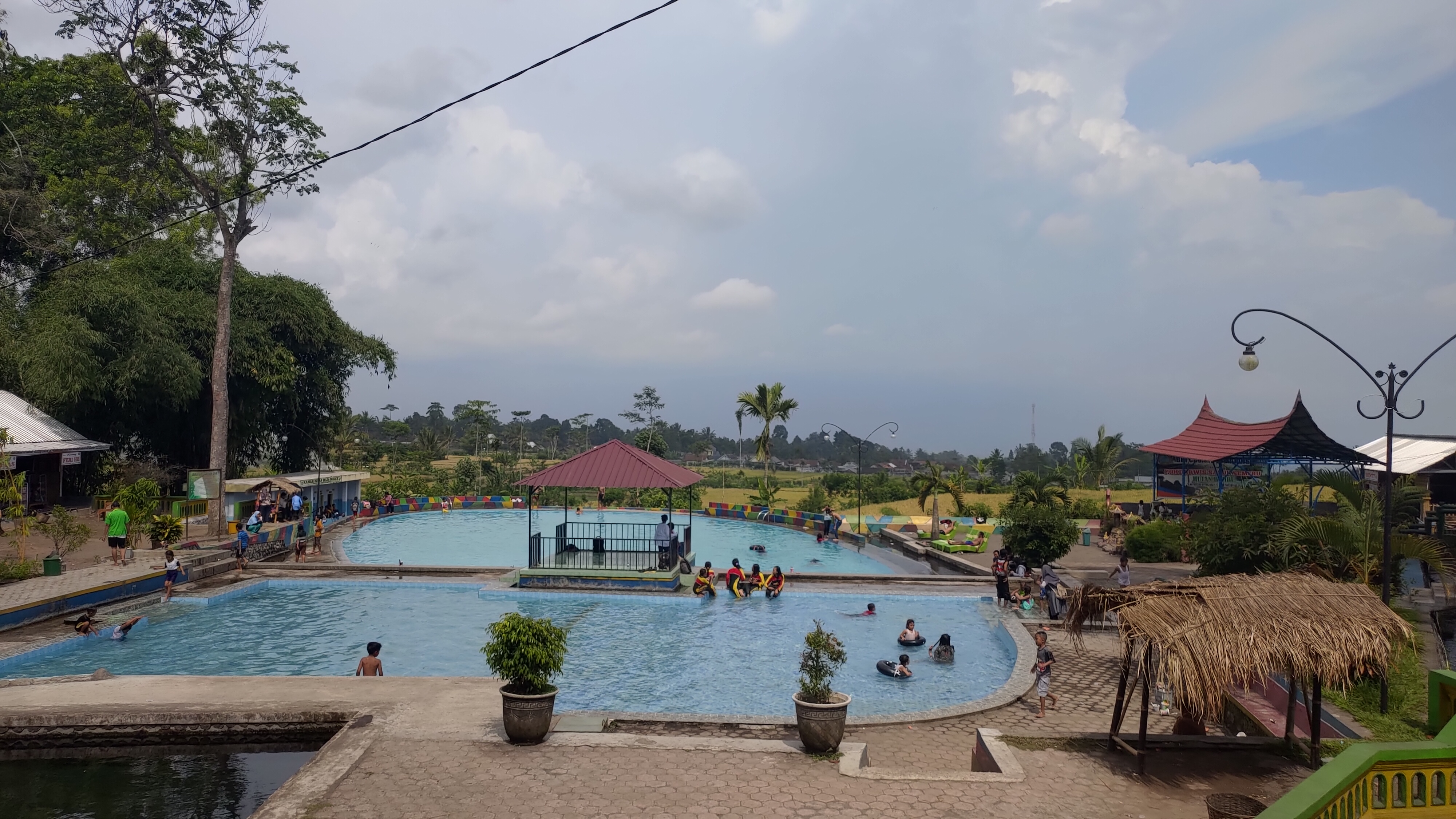 kolam renang yang berada di area taman wisata