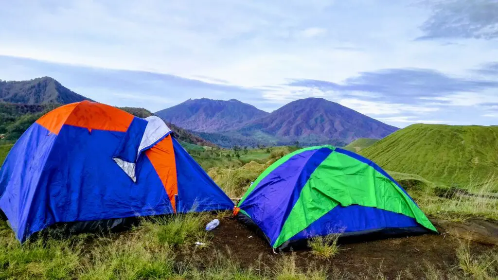wisatawan mendirikan tenda dan berkemah di sekitar kawah wurung