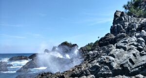 Ombak yang Menghantam Bukit Karang di Pantai Lampon. Foto: Google Maps / Jujjuu