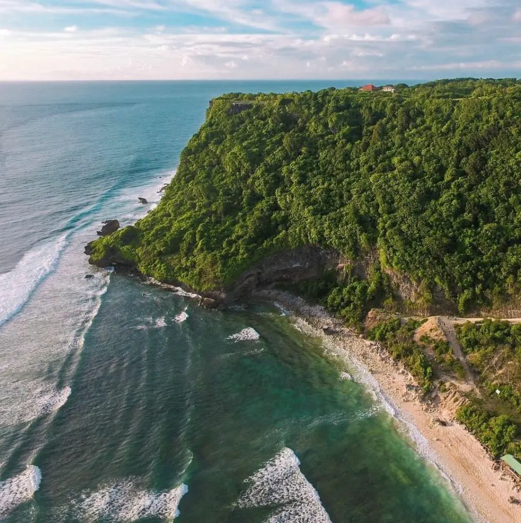 Panorama eksotis Pantai Nyang Nyang Badung Bali dengan tebing, pasir putih dan laut biru