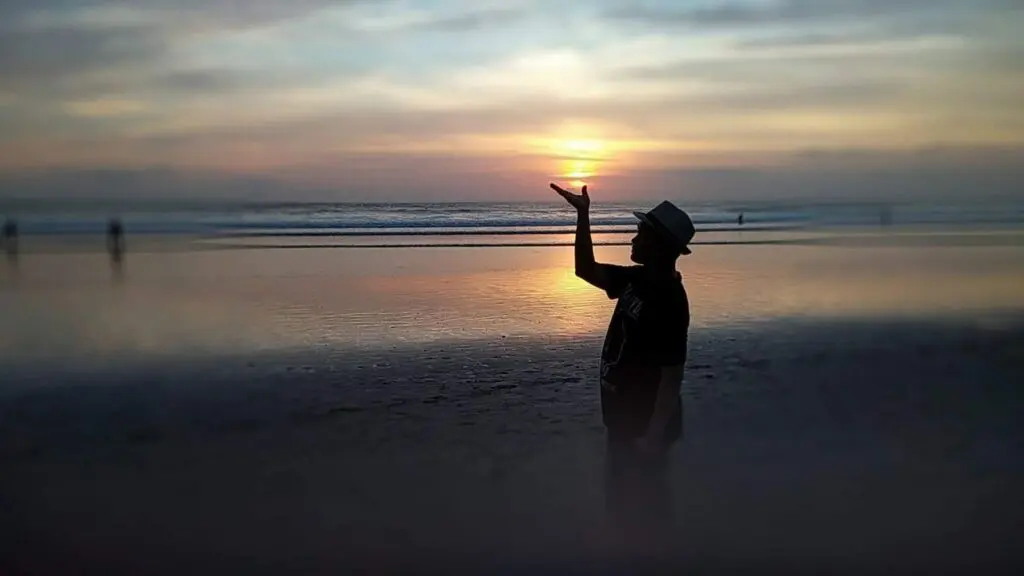 Panorama matahari terbenam di Pantai Seminyak Badung Bali menyuguhkan pemandangan langit yang begitu eksotis