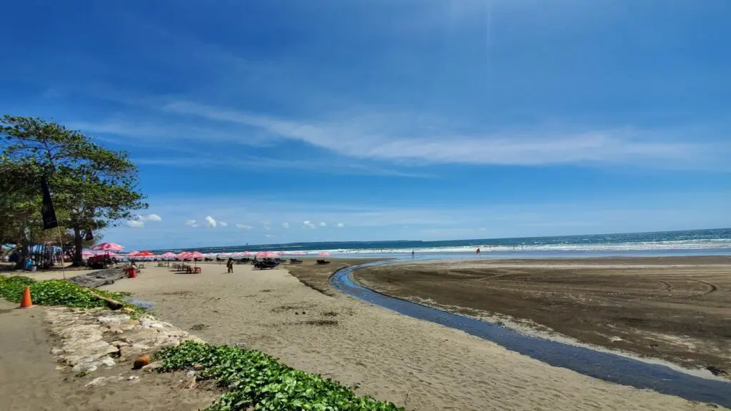 Pantai Seminyak Badung Bali memiliki kontur landai dengan bentang pantai berpasir lembut