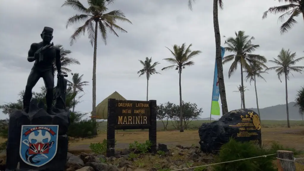 Papan Penanda Area Kemiliteran di Pantai Lampon. Foto: Google Maps / Barra 110117