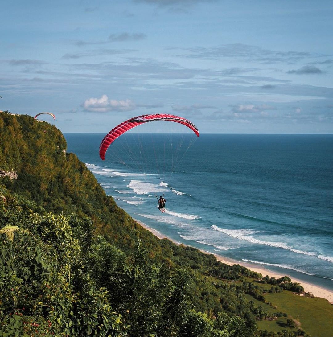 Paragliding menjadi wahana untuk menikmati keindahan Pantai Nyang Nyang Badung Bali dari ketinggian