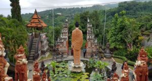 Patung Buda di tengah Kolam