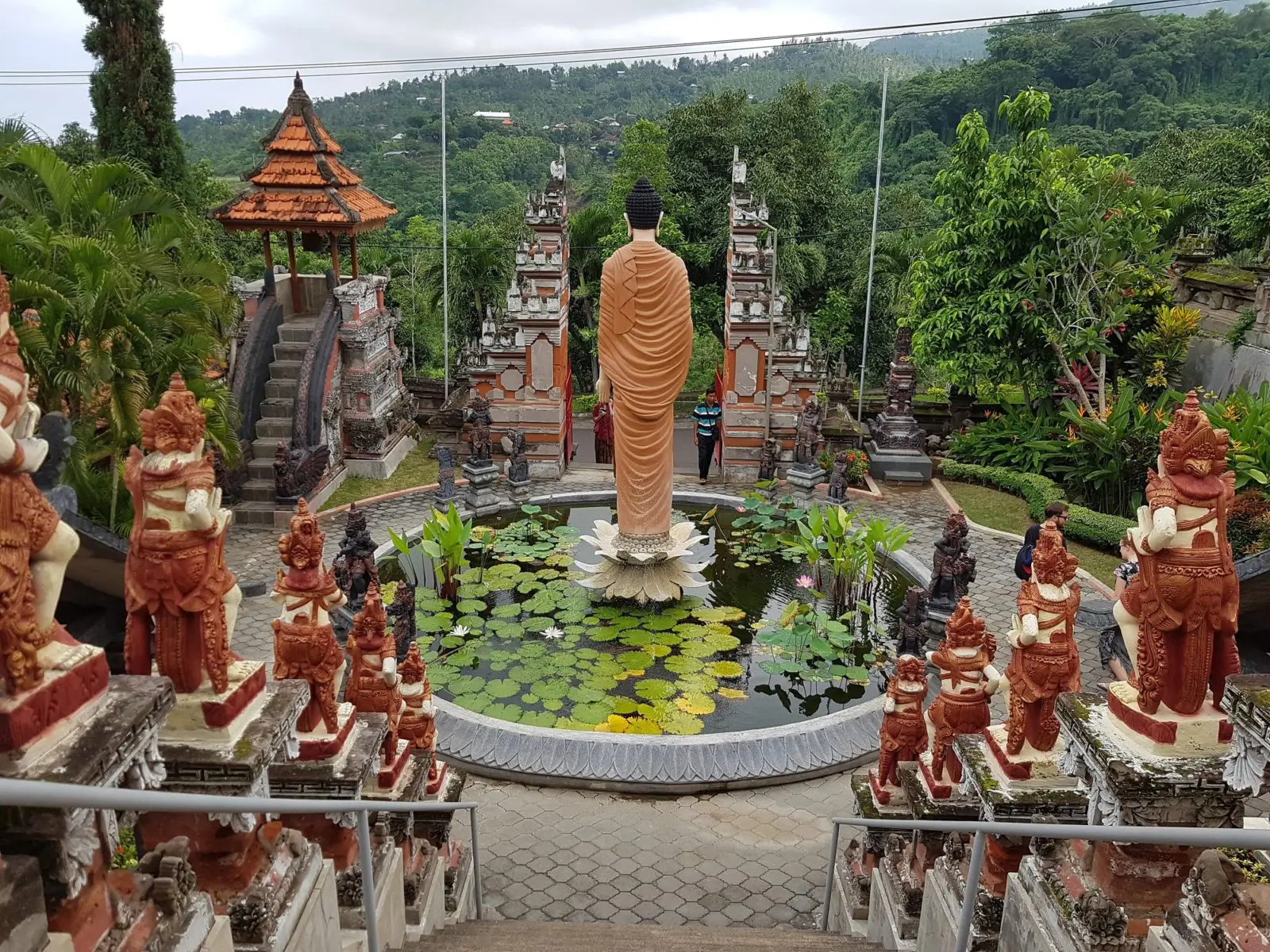 Patung Buda di tengah Kolam