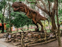 Patung Dinosaurus yang bisa Bergerak di Taman Kebon Rojo Blitar. Foto: Google Maps / Kebon Rojo Park