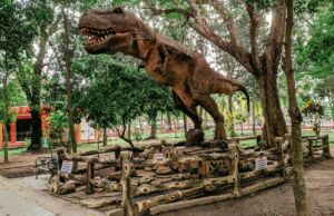 Patung Dinosaurus yang bisa Bergerak di Taman Kebon Rojo Blitar. Foto: Google Maps / Kebon Rojo Park
