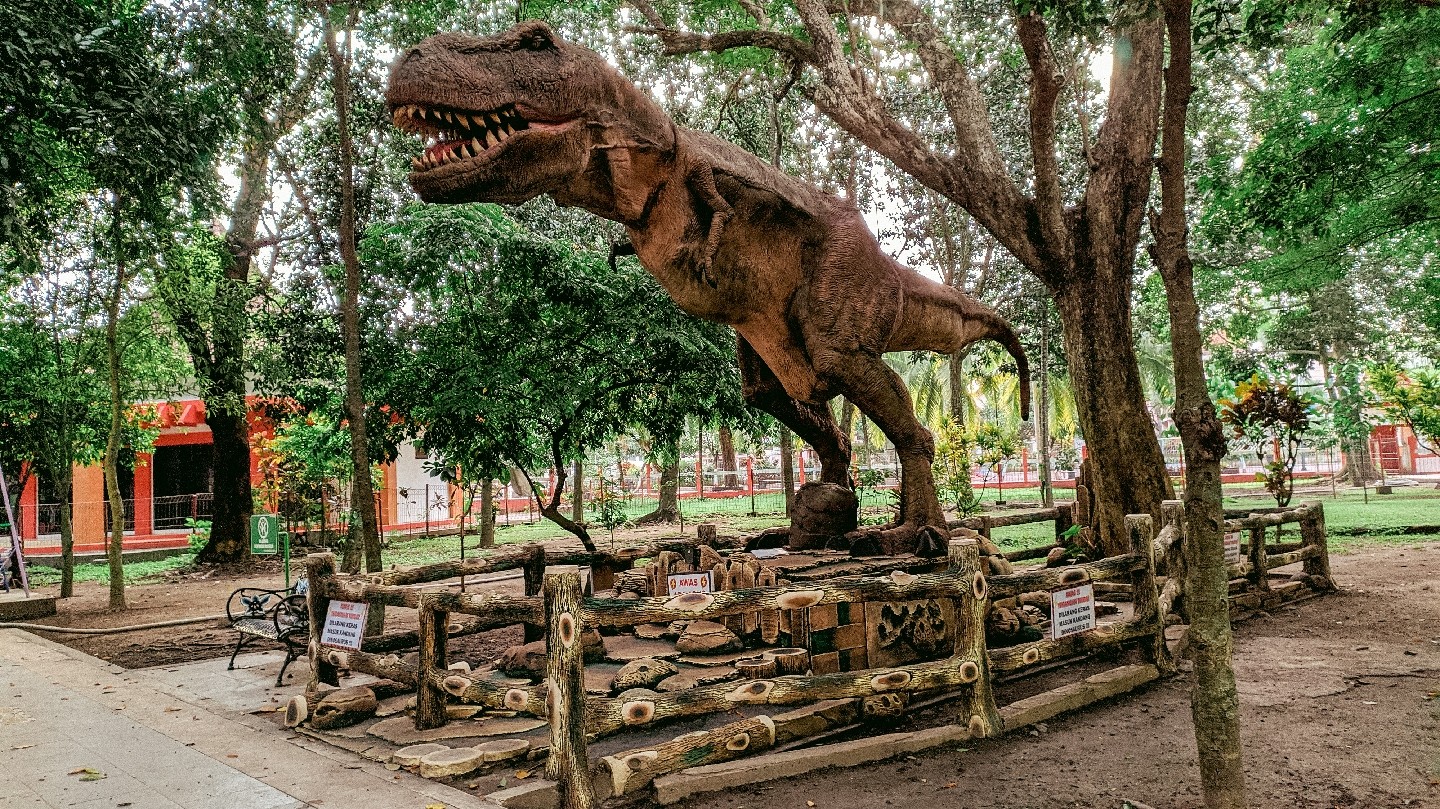Patung Dinosaurus yang bisa Bergerak di Taman Kebon Rojo Blitar. Foto: Google Maps / Kebon Rojo Park