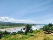 pemandagan laut 360 derajat dari puncak guha