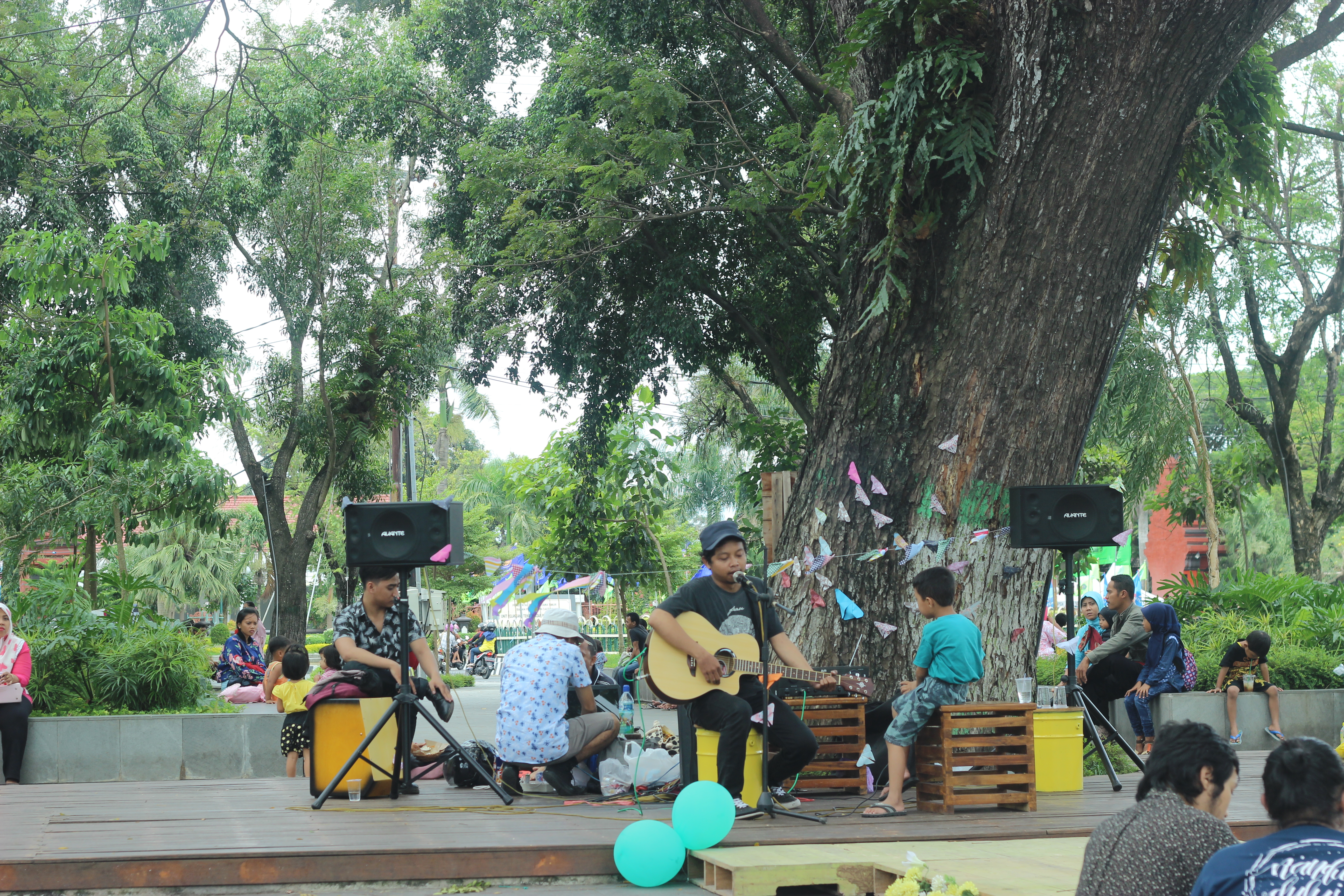 Penampilan Music Band Menghibur Pengunjung di Taman Sekartaji Kediri. Foto: Google Maps / fadiah bintoro