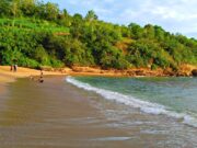 Pengunjung Menikmati Suasana Pantai Pangi. Foto: Google Maps / Wibisone