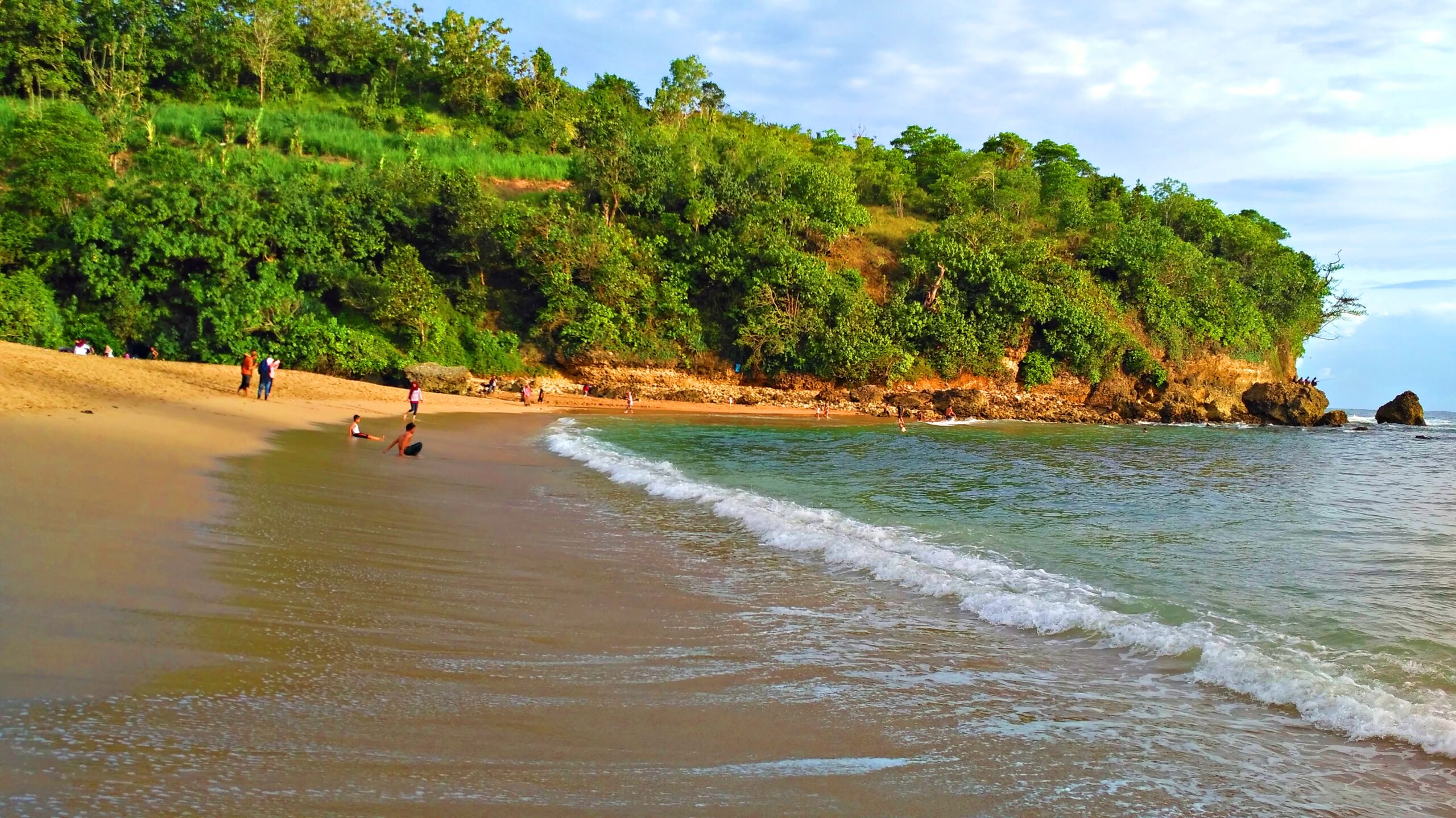 Pengunjung Menikmati Suasana Pantai Pangi. Foto: Google Maps / Wibisone