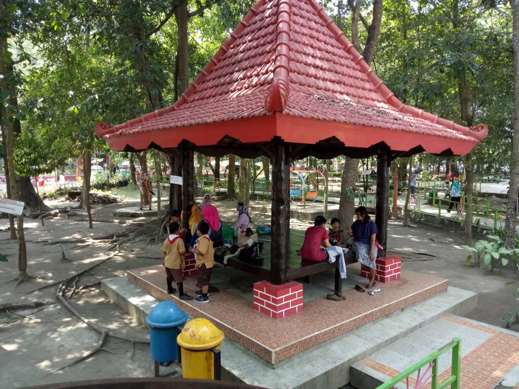 Pengunjung Berteduh dan Bersantai di Gazebo di Taman Kebon Rojo Blitar. Foto: Google Maps / Nano Official