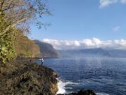 Perbukitan yang Tampak di Belakang Lautan