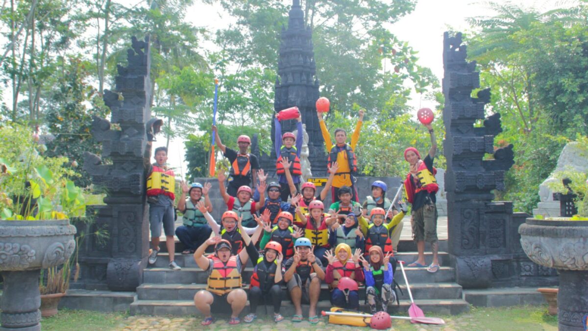peserta arung jeram di kampung bali