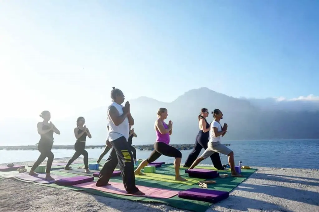 Relaksasi di Toya Devasya Bangli Bali dengan terapi dan yoga di tepi danau -toyadevasya