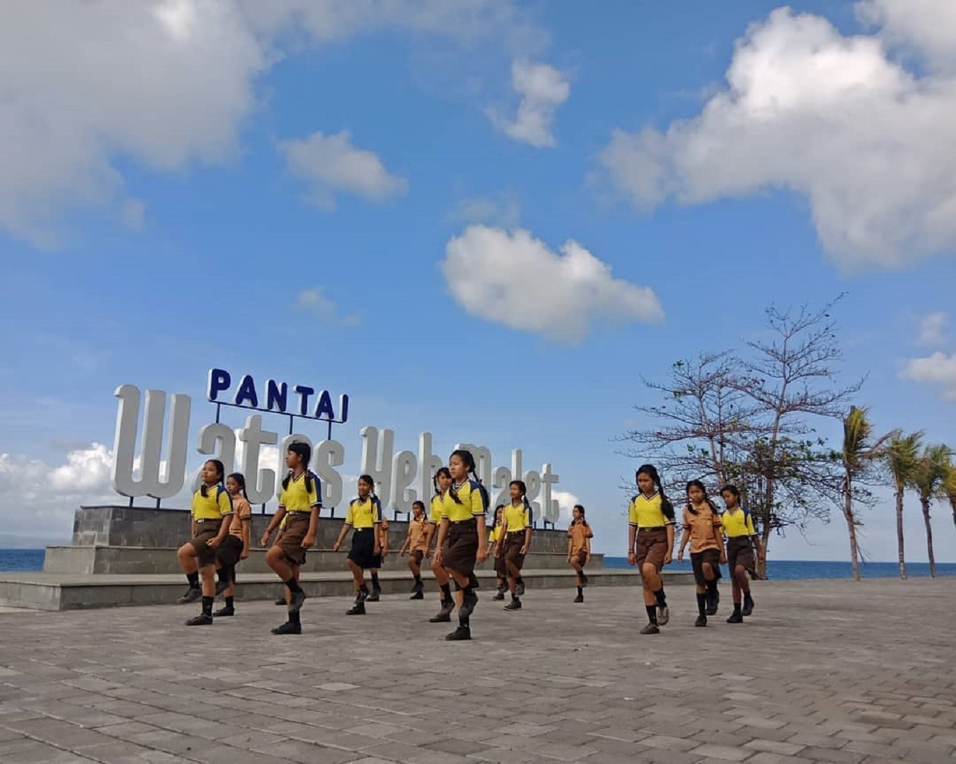Siswa sekolah dasar melakukan gerak jalan di pedestrian Pantai Wates Karangasem Bali