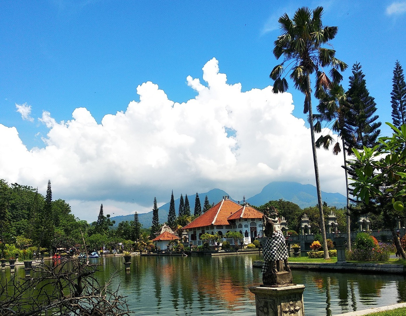 Suasana asri Taman Ujung Karangasem Bali berlatar panorama pegunungan - Nirwana Akbar