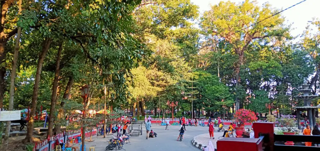 Suasana Asri di Taman Kebon Rojo Blitar. Foto: Google Maps / xiao pin