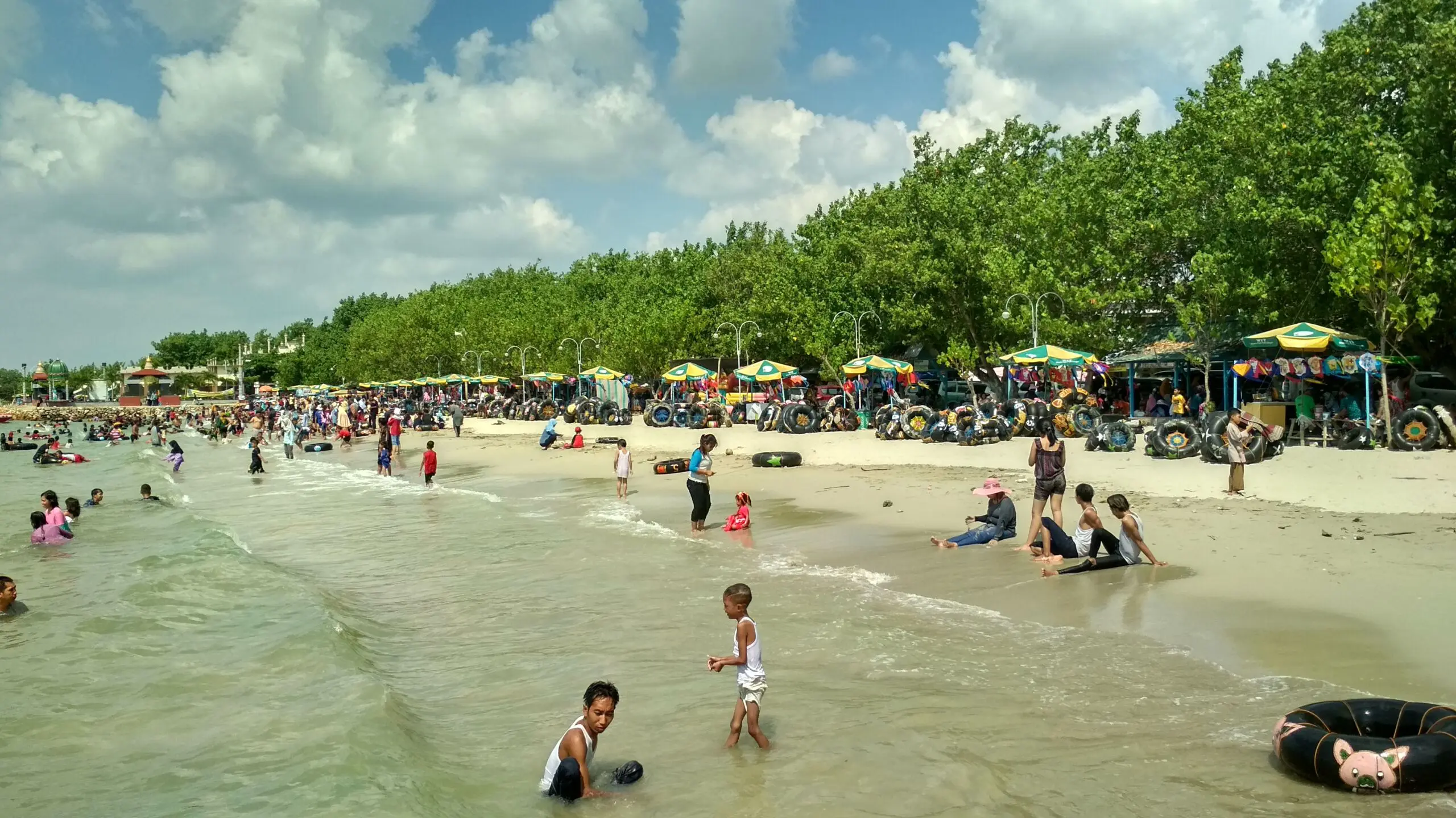 kawasan wisata pantai dalegan gresik