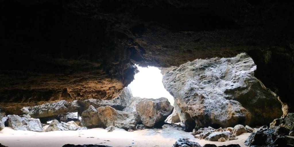 Mengintip dari balik gua