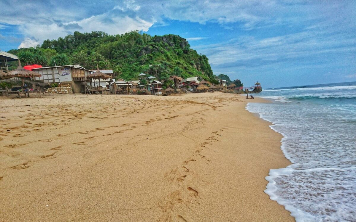Garis pantainya lebar