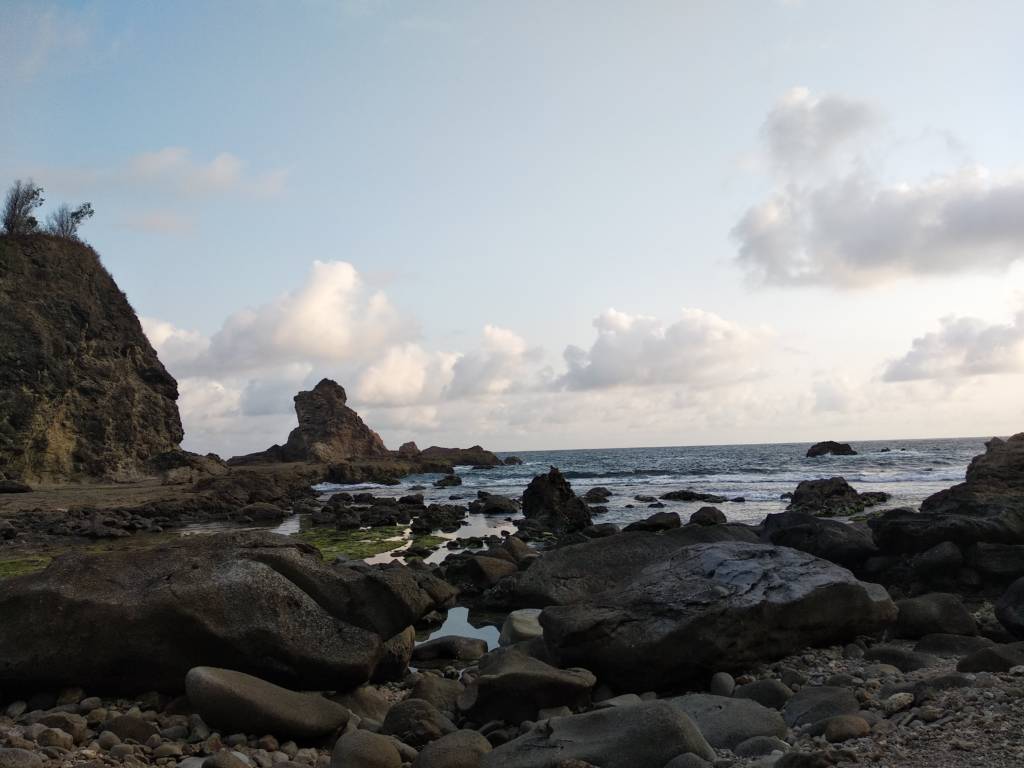 Hamparan batu karang di sekitar pantai watu lumbung