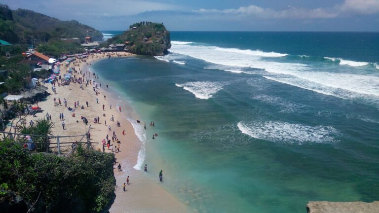 Pantai Pulangsawal dari atas bukit