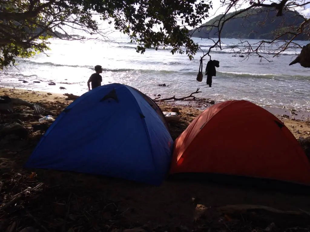 Mendirikan tenda di dekat bibir pantai dan berkemah di pantai wedi ombo